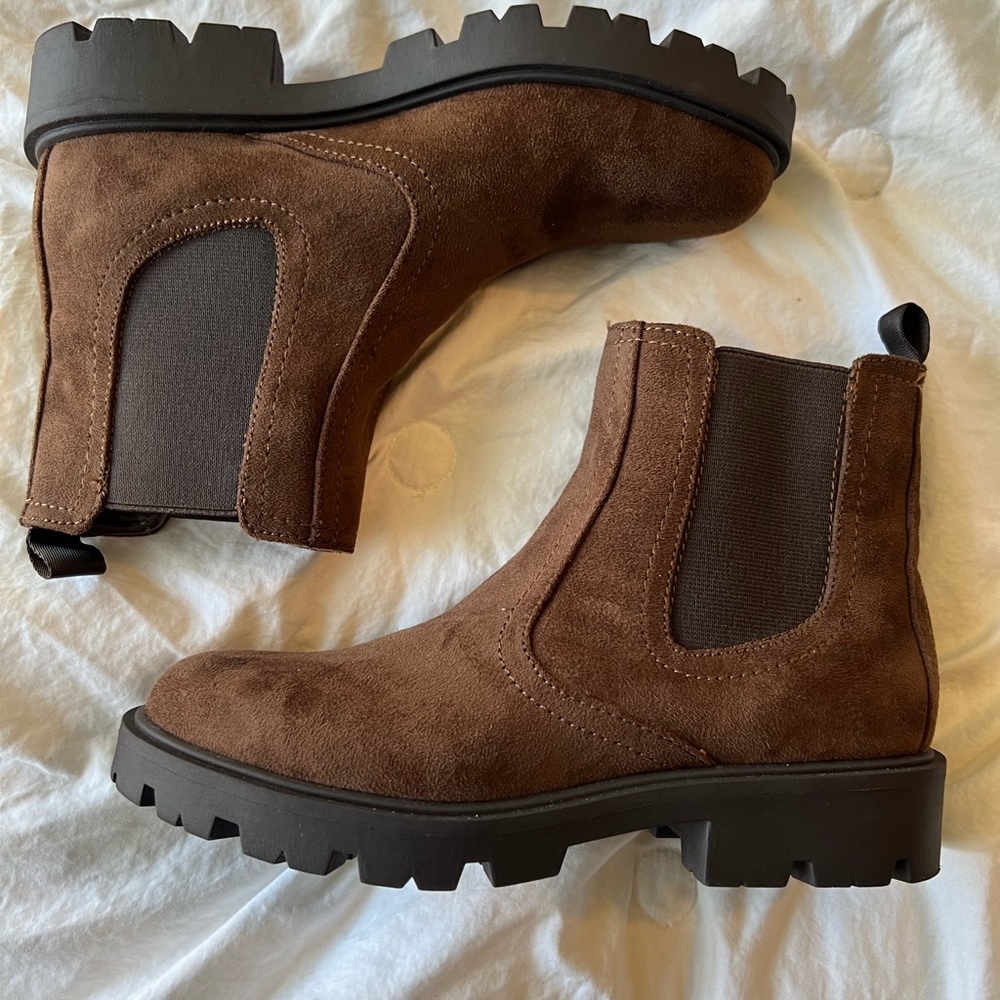 New Nine West Yeeps Brown Chelsea suede like booties 6.5